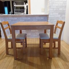 2人用ダイニングテーブルセットの画像