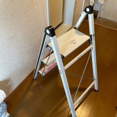 脚立 高さ床から64cm