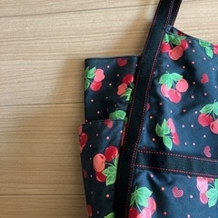 【お取引完了】丸型トートバッグ　中古　黒地チェリー柄の画像