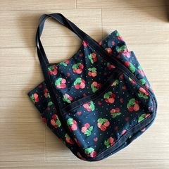 【お取引完了】丸型トートバッグ　中古　黒地チェリー柄