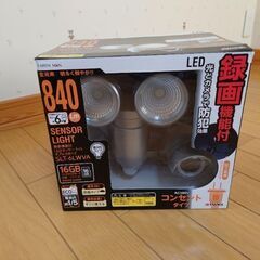 LEDセンサーライト　防犯カメラ（録画機能付）