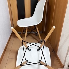 ニトリの北欧風シンプルシェル型チェア×2の画像