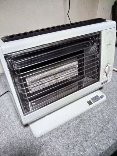 ガスストーブです。少し古いかも？ですがまだまだバッチリ使えます。