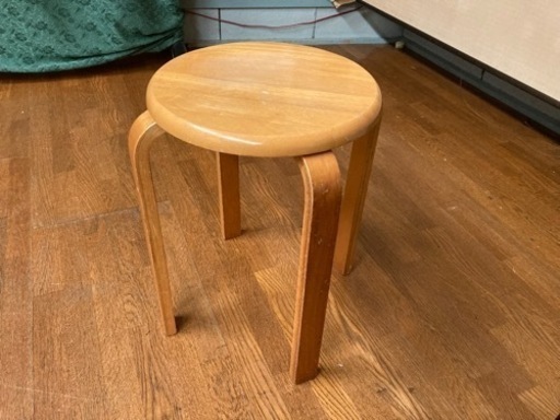 木の丸椅子