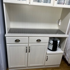 新品同様の食器棚の画像