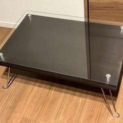 ガラス・ウッドテーブルの画像