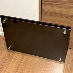 ガラス・ウッドテーブルの画像