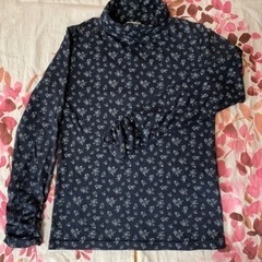 小花柄　紺　タートルネックシャツMサイズ