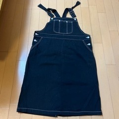黒ジャンバースカ−トの画像