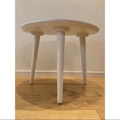 オシャレでコンパクトな三角サイドテーブルjtseの画像