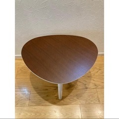 オシャレでコンパクトな三角サイドテーブルjtseの画像