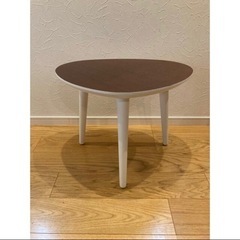 オシャレでコンパクトな三角サイドテーブルjtseの画像