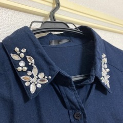 ビジュー付き　ブラウスの画像
