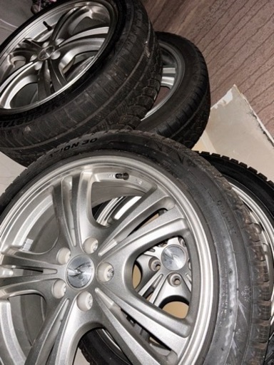 大幅値下げ！大特価！17インチホイール付きバリ山髭付きスタッドレス　pcd100 5穴　