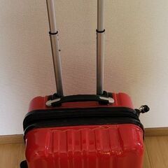 真っ赤なキャリーバッグの画像