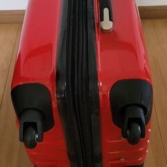 真っ赤なキャリーバッグの画像