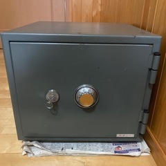 （取り引き中）耐火金庫、鍵付き、番号あり【中古】