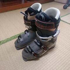 ロシニョールのスキーブーツとバッグ