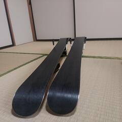 ショートスキーとバッグの画像