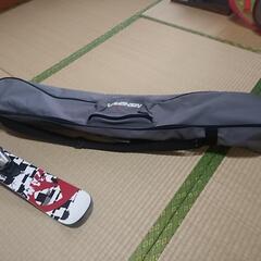 ショートスキーとバッグの画像