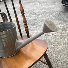 アンティークな椅子と金属ジョーロ差し上げますの画像