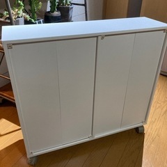 タイヤ付き本棚の画像