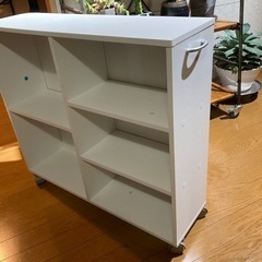 タイヤ付き本棚の画像