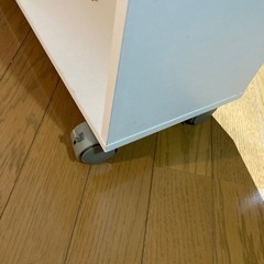 タイヤ付き本棚の画像