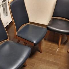 テーブルとイスの画像