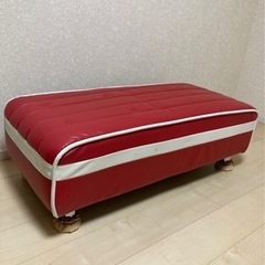 ポップなカラーのスツール　赤×白