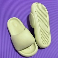 黄緑色スリッパの画像