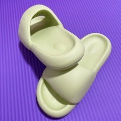 黄緑色スリッパの画像