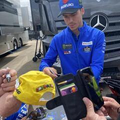 MotoGPチームスズキエクスター ポロシャツ ジョアンミル、アレックスリンス、アレイシ・エスパルガロ3人のサイン入り 激レア スズ菌の画像