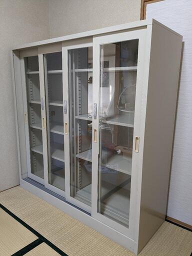 鍵付きスチール棚