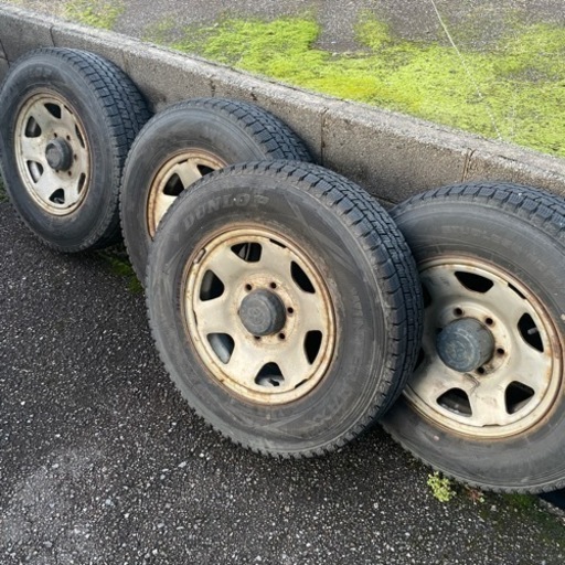 スタッドレスタイヤ　４本　ハイエース・キャラバンなど