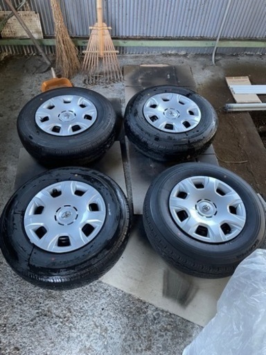 ハイエース純正タイヤ新品