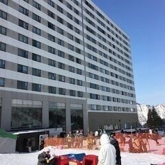 《急募》❗️高時給~1550円!!しかも❗️温泉、プール付きリゾートマンション寮に住めちゃう！🤗仲間や恋人と一緒にアルバイト！の画像