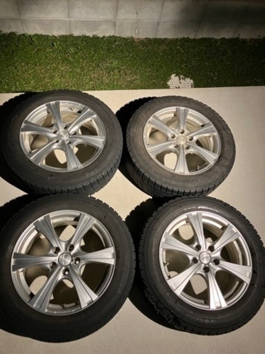 エクストレイル　ホイールタイヤ17インチ　215/60/R17 スタッドレスタイヤ経年劣化有り