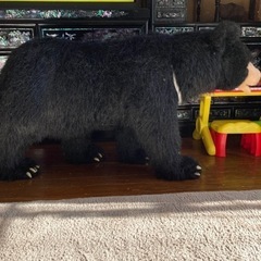 子供も乗れるクマのぬいぐるみの画像