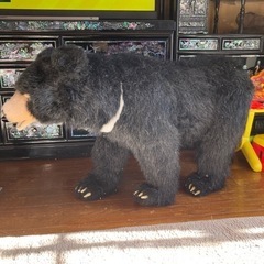 子供も乗れるクマのぬいぐるみの画像