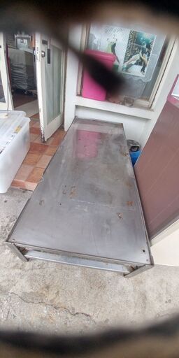 大きな寸胴鍋を置いていたもの非常に頑丈ですステンレスの調理用の作業台です寸胴鍋を載せていたものです別館においてます