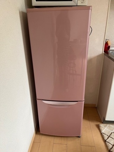 ピンクの冷蔵庫
