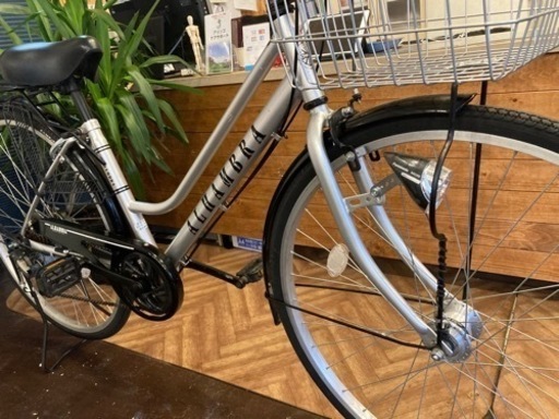 【後輪タイヤ・後輪チューブ新品！ LEDオートライト】6段変速　27インチ自転車　シルバー