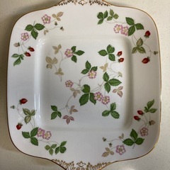 ウエッジウッド（ワイルドストロベリー）大皿2枚＋ノリタケボーンチャイナ大皿1枚の画像