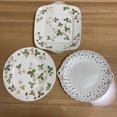 ウエッジウッド（ワイルドストロベリー）大皿2枚＋ノリタケボーンチャイナ大皿1枚の画像