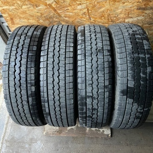 極上タイヤ　DUNLOP ダンロップ　SV01 195/80R15 107/109L LT スタッドレス タイヤ 2017年製　15インチ