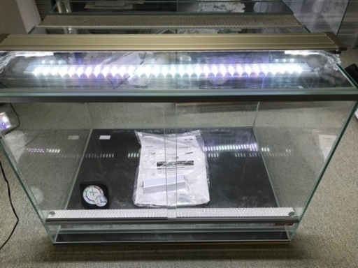 エーハイム　レプタイルケージRC-6045とLEDライトのセット②