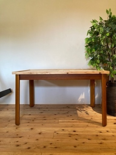 無垢天然木を使用したコンパクトなダイニングテーブルjtse
