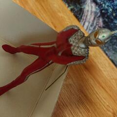ウルトラセブンミニフィギュアとーウルトラホークプラモデルの画像