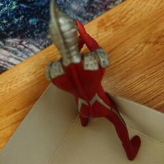 ウルトラセブンミニフィギュアとーウルトラホークプラモデルの画像